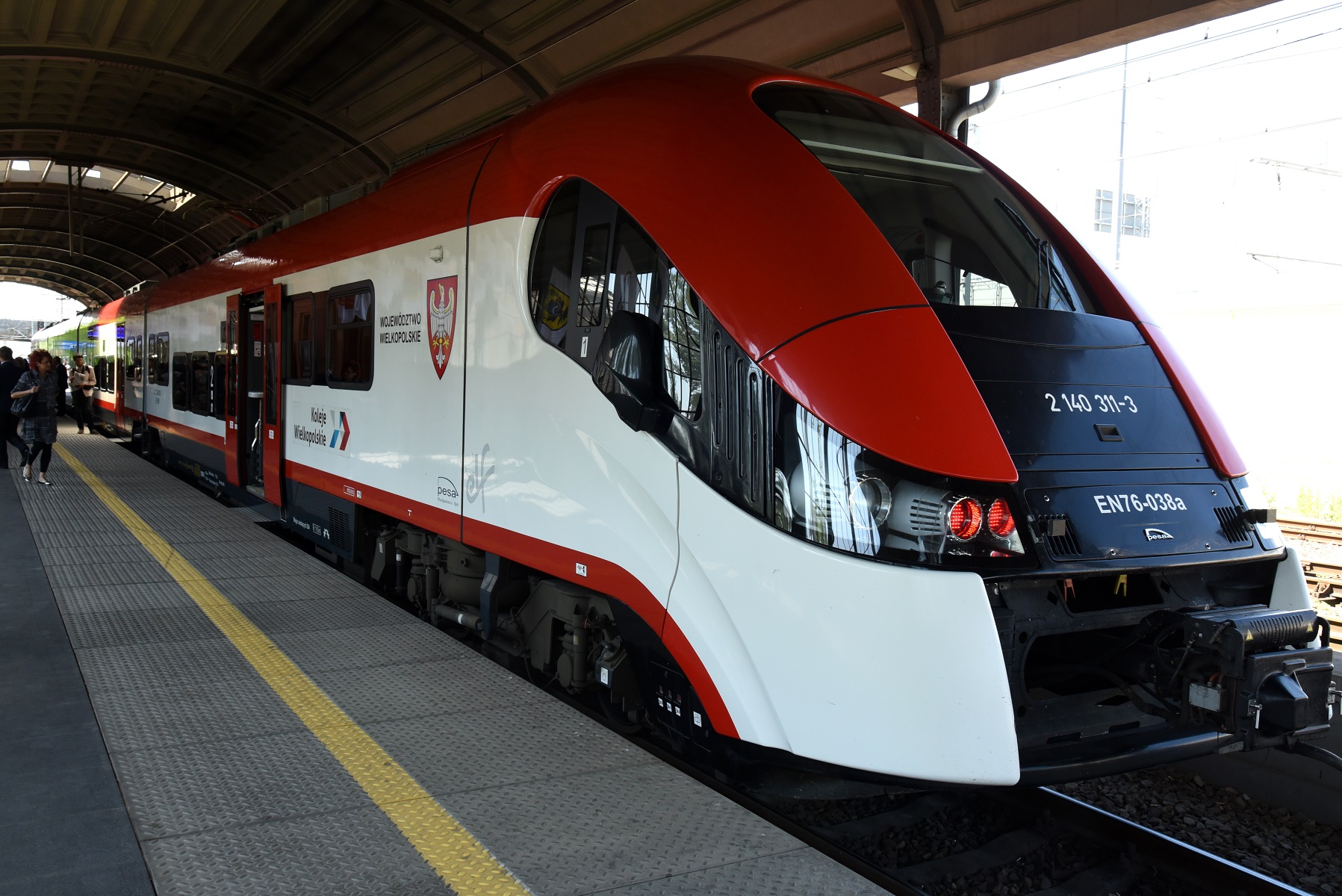 W ramach Poznańskiej Kolei Metropolitalnej będą jeździć charakterystyczne biało-czerwone pociągi z logiem PKM - grafika artykułu