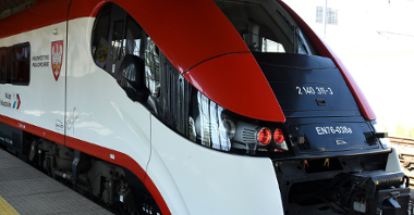 W ramach Poznańskiej Kolei Metropolitalnej będą jeździć charakterystyczne biało-czerwone pociągi z logiem PKM