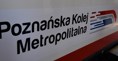 W ramach Poznańskiej Kolei Metropolitalnej będą jeździć charakterystyczne biało-czerwone pociągi z logiem PKM