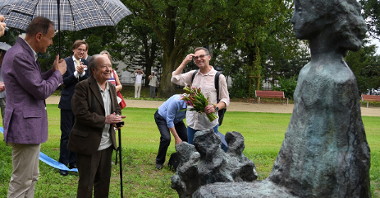 W czwartek nastąpiło uroczyste odsłonięcie rzeźby "Dziewczyna z kwiatami", autorstwa prof. Józefa Stasińskiego