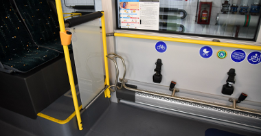 W nowym autobusie jest wiele nowych rozwiązań dla pasażerów, jak np inny system otwierania okien, czy mocowania rowerów