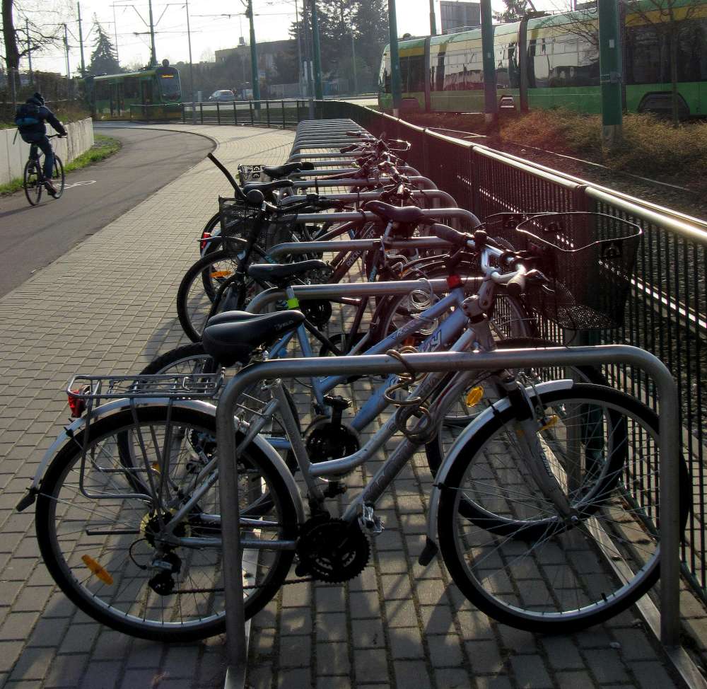 W najbliższych miesiącach w Poznaniu zamontowanych zostanie 350 stojaków rowerowych, takich jak na Junikowe - grafika artykułu
