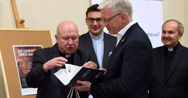 Abp. Wojciech Polak, prymas Polski, wręczył prezydentowi Poznania Biblię Ekumeniczną
