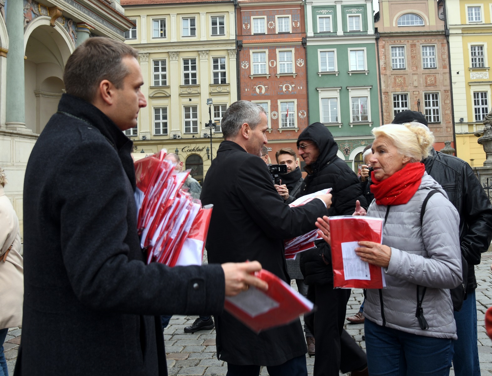 W piątek, na Starym Rynku, zastępcy prezydenta Poznania i Skarbnik Miasta rozdawali poznaniakom biało - czerwone flagi - grafika artykułu