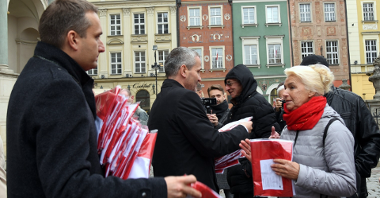 W piątek, na Starym Rynku, zastępcy prezydenta Poznania i Skarbnik Miasta rozdawali poznaniakom biało - czerwone flagi