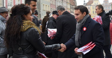 W piątek, na Starym Rynku, zastępcy prezydenta Poznania i Skarbnik Miasta rozdawali poznaniakom biało - czerwone flagi