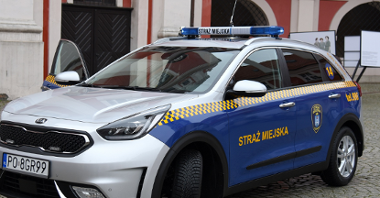 Strażnicy Eko Patrolu otrzymali nowy radiowóz z napędem hybrydowym