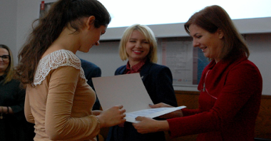 Razem z przedstawicielami uczelni dyplomy wręczała Katarzyna Kierzek-Koperska, zastępczyni prezydenta Poznania