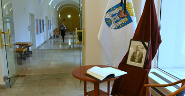Księga kondolencyjna została wystawiona w urzędzie miasta przy placu Kolegiackim 17