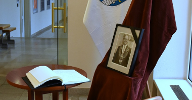 Księga kondolencyjna została wystawiona w urzędzie miasta przy placu Kolegiackim 17