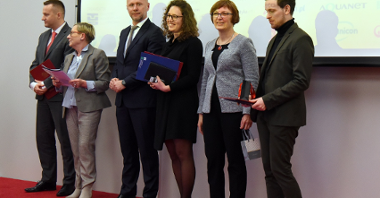 Bartosz Guss, zastępca prezydenta Poznania, wręczył nagrody zwycięzcom XXVIII edycji konkursu "Moja Wielkopolska"