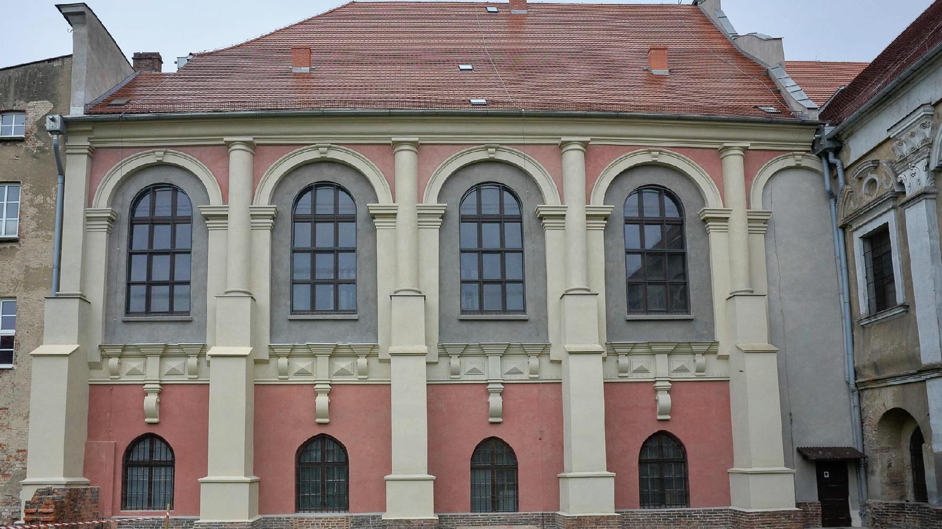 Dzięki miejskiej dotacji przeprowadzono m.in. prace renowacyjne elewacji zachodniego skrzydła kościoła jezuitów przy ul Szewskiej - grafika artykułu