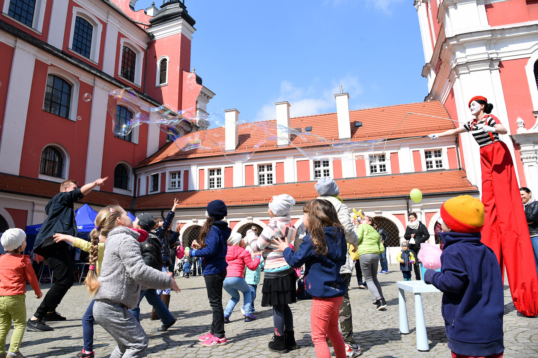 Po raz kolejny prawie 2 tysiące dzieci będzie mogło wziąć udział w półkoloniach organizowanych w poznańskich podstawówkach - grafika artykułu