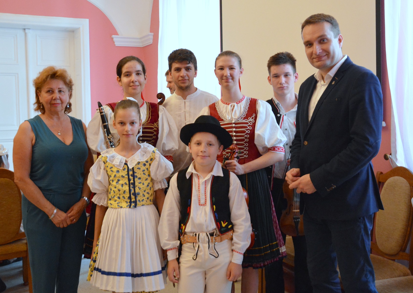 Uczestnicy Międzynarodowego Dziecięcego Festiwalu Folkloru KIDS FUN FOLK 2019 odwiedzili Urząd Miasta Poznania - grafika artykułu