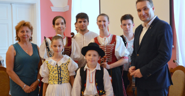Uczestnicy Międzynarodowego Dziecięcego Festiwalu Folkloru KIDS FUN FOLK 2019 odwiedzili Urząd Miasta Poznania
