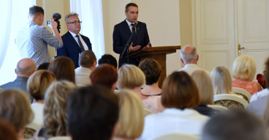 Około 90 nauczycieli, pedagogów i dyrektorów poznańskich szkół i przedszkoli odebrało nagrody Prezydenta Miasta Poznania
