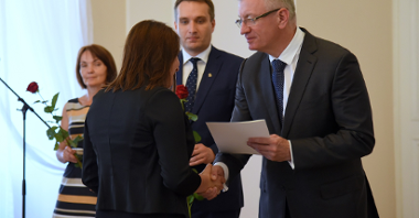 Około 90 nauczycieli, pedagogów i dyrektorów poznańskich szkół i przedszkoli odebrało nagrody Prezydenta Miasta Poznania