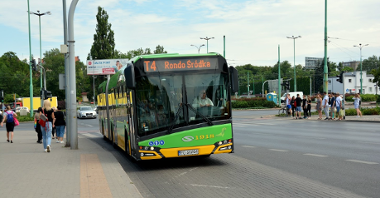 Aby ułatwić pasażerom przemieszczanie się, uruchomiona została linia autobusowa za tramwaj T4, która kursuje na trasie rondo Śródka - rondo Rataje