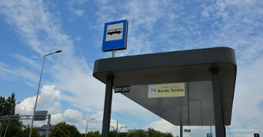 Aby ułatwić pasażerom przemieszczanie się, uruchomiona została linia autobusowa za tramwaj T4, która kursuje na trasie rondo Śródka - rondo Rataje