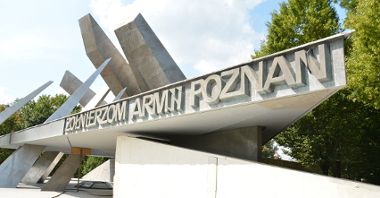Pomnik Armii Poznań powoli odzyskuje blask. Betonowe elementy konstrukcji poddano specjalistycznemu czyszczeniu