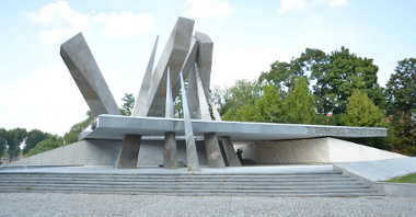Pomnik Armii Poznań powoli odzyskuje blask. Betonowe elementy konstrukcji poddano specjalistycznemu czyszczeniu