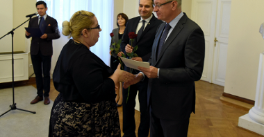 Nagrody dla nauczycieli wręczono w Sali Białej Urzędu Miasta Poznania.