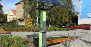 Na Górczynie stanęły nowoczesne ławki solarne i samoobsługowe stacje naprawy rowerów