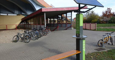 Na Górczynie stanęły nowoczesne ławki solarne i samoobsługowe stacje naprawy rowerów