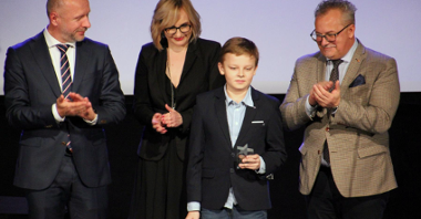 Bartosz Guss, zastępca prezydenta Poznania wręczył nagrodę Superbohaterowi 2019 - 10-letniemu Mateuszowi