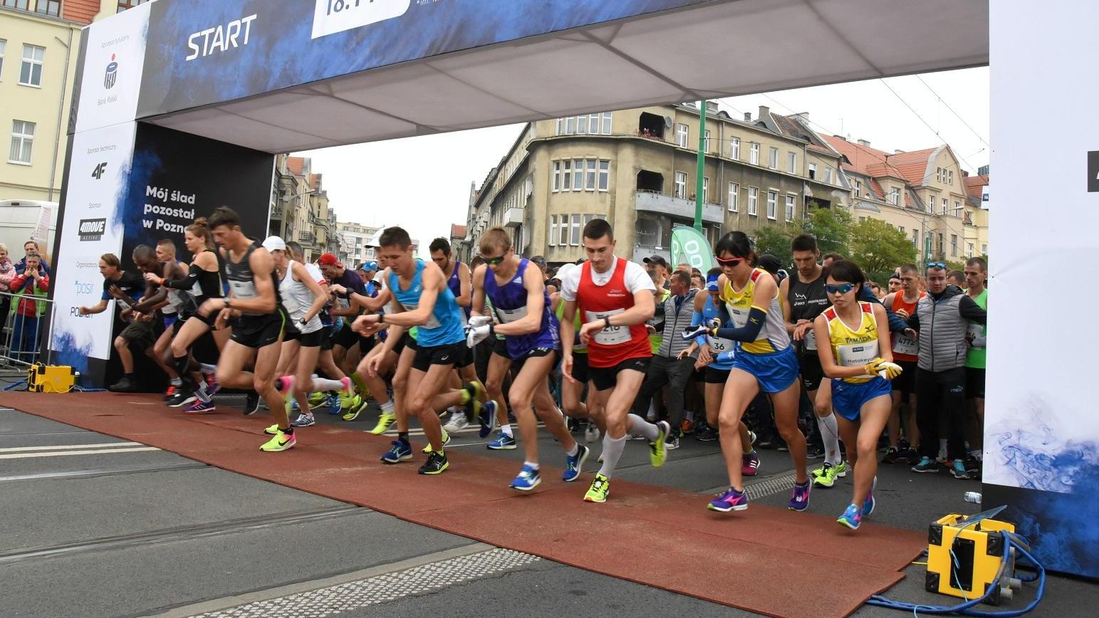 Poznański maraton co roku przyciąga tłumy biegaczy - grafika artykułu