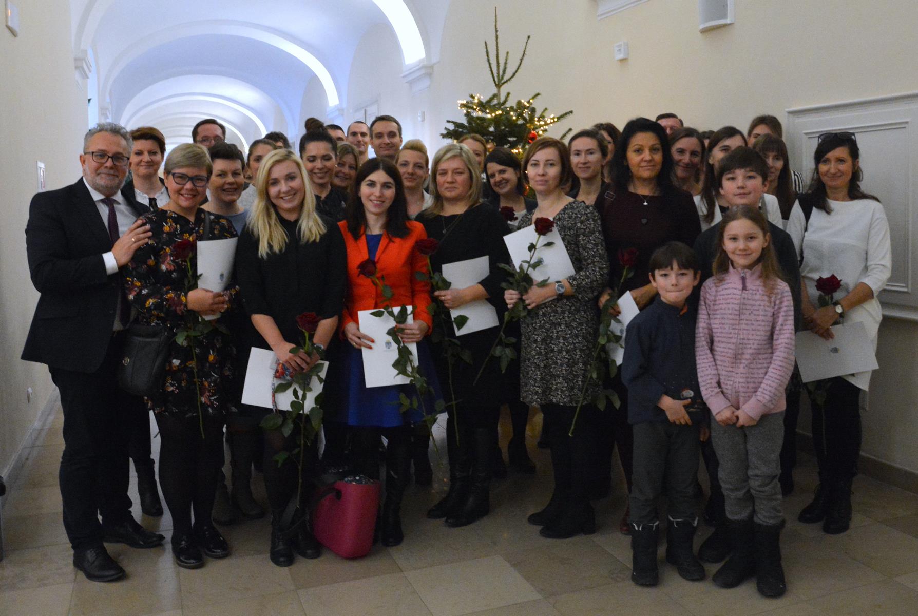 Ponad 30 pracowników poznańskich szkół zdało egzamin i awansowało na stopień nauczyciela mianowanego - grafika artykułu