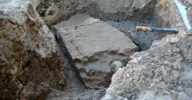 Inwestycja objęta jest ciągłym nadzorem archeologicznym - odkryto mur kolegiaty