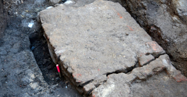 Inwestycja objęta jest ciągłym nadzorem archeologicznym - odkryto mur kolegiaty