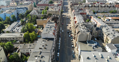 Zdjęcie przedstawia ulicę Wierzbięcice widzianą z góry