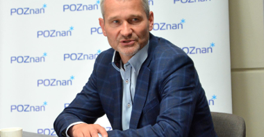 Na zdjęciu znajduje się zastępca prezydenta, Jędrzej Solarski podczas konferencji prasowej