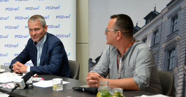 Na zdjęciu znajdują się zastępca prezydenta - Jędrzej Solarski oraz Wojciech Lewandowski, organizator festiwalu za stołem, podczas konferencji prasowej