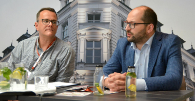 Na zdjęciu znajduje się Wojciech Lewandowski, organizator festiwalu oraz Jan Mazurczak, prezes PLOT za stołem, podczas konferencji prasowej