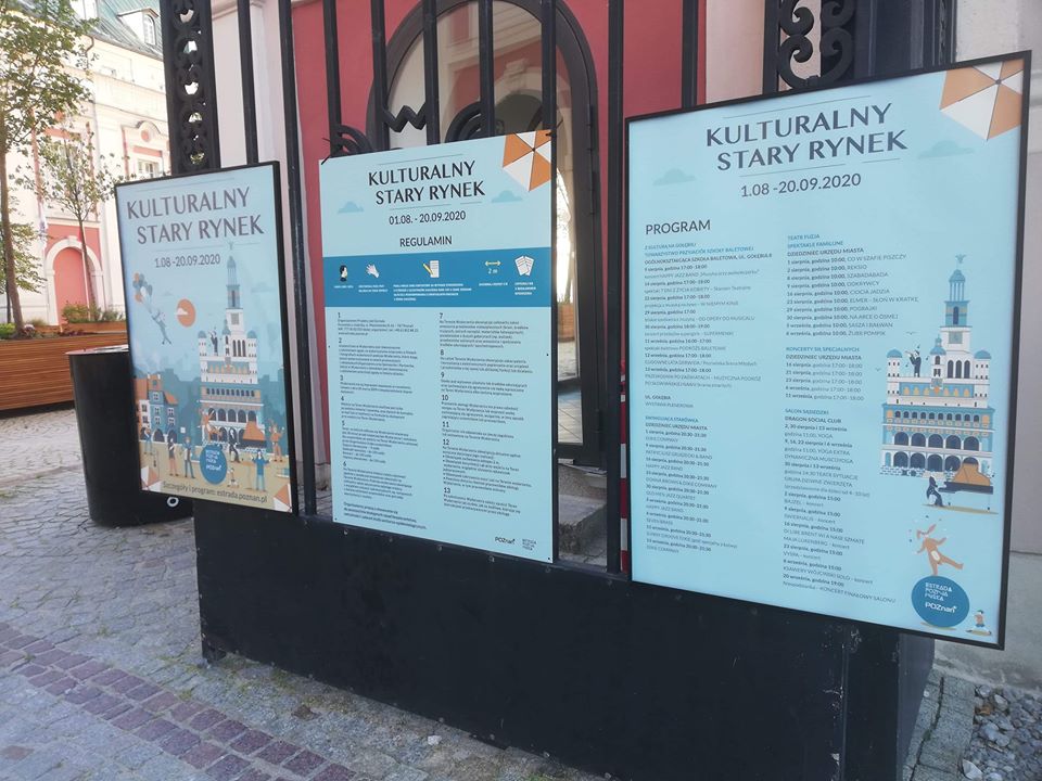 Na zdjęciu widać bramę wjazdową na dziedziniec Urzędu Miasta Poznania. Wiszą na niej plakaty z programem akcji Kulturalny Stary Rynek - grafika artykułu