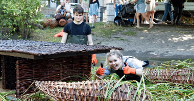 Na zdjęciu znajdują się przedstawiciele Fundacji OnWater.pl, którzy montują ogród pływający na stawie w parku Wilsona