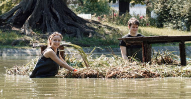 Na zdjęciu znajdują się przedstawiciele Fundacji OnWater.pl, którzy montują ogród pływający na stawie w parku Wilsona