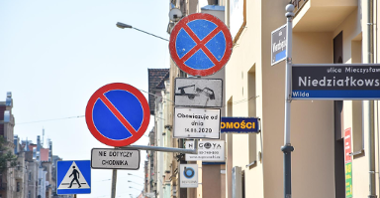 Wierzbięcice - skrzyżowanie ul. Wierzbięcice z ul. Niedziałkowskiego, pod znakiem drogowym tabliczka ostrzegająca o odholowaniu pojazdów, które będą parkować "na zakazie"