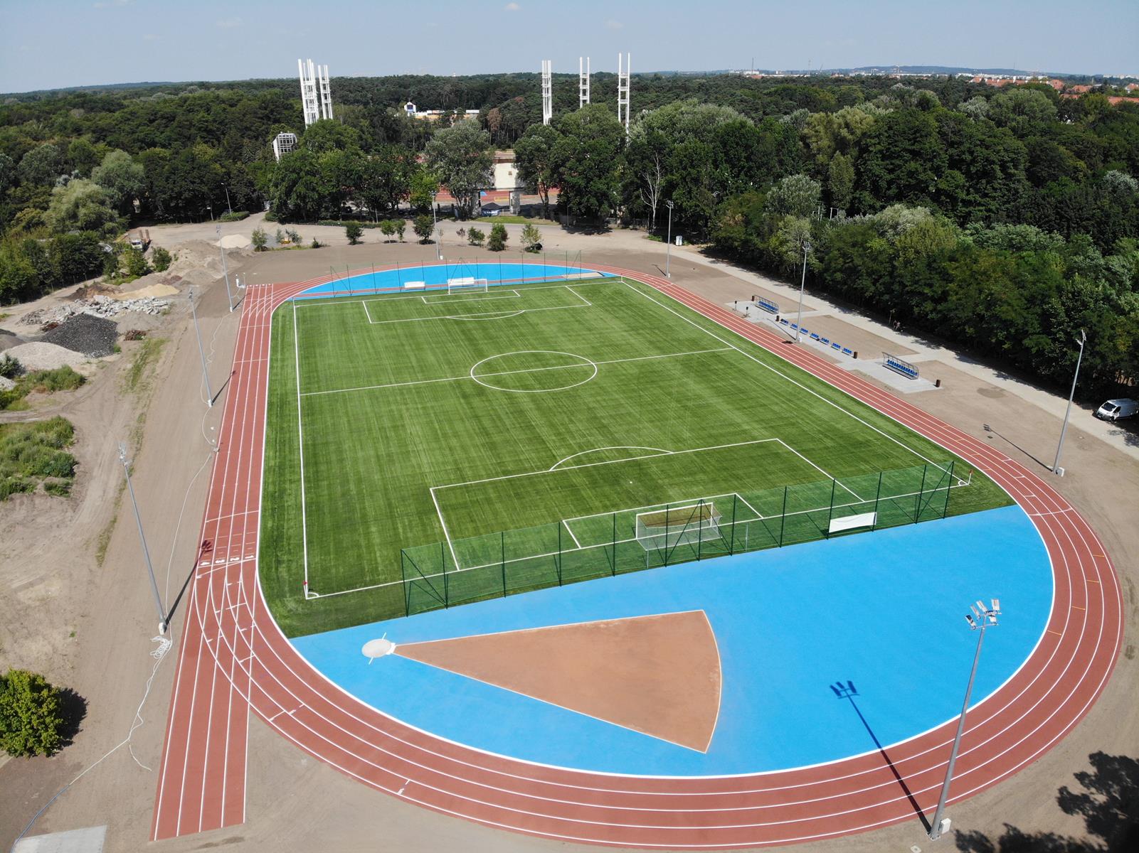 Zdjęcia przedstawia nowy stadion na Golęcinie widziany z góry - grafika artykułu
