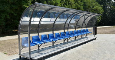 Zdjęcie przedstawia nowy stadion na Golęcinie - znajduje się na nim wiata z krzesełkami