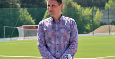 Na zdjęciu znajduje się Grzegorz Bubula, wiceprezes spółki Poznańskie Inwestycje Miejskie podczas konferencji prasowej na stadionie na Golęcinie