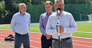 Na zdjęciu znajduje się zastępca prezydenta - Jędrzej Solarski, wiceprezes PIM - Grzegorz Bubula i Maciej Piekarczyk - zastępca dyrektora Wydziału Sportu UMP podczas konferencji prasowej na stadionie na Golęcinie