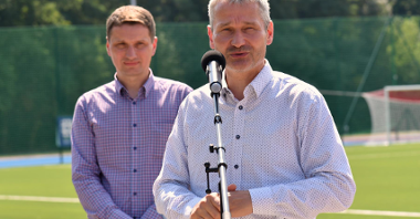 Na zdjęciu znajduje się zastępca prezydenta, Jędrzej Solarski i Grzegorz Bubula - wiceprezes spółki Poznańskie Inwestycje Miejskie podczas konferencji prasowej na stadionie na Golęcinie