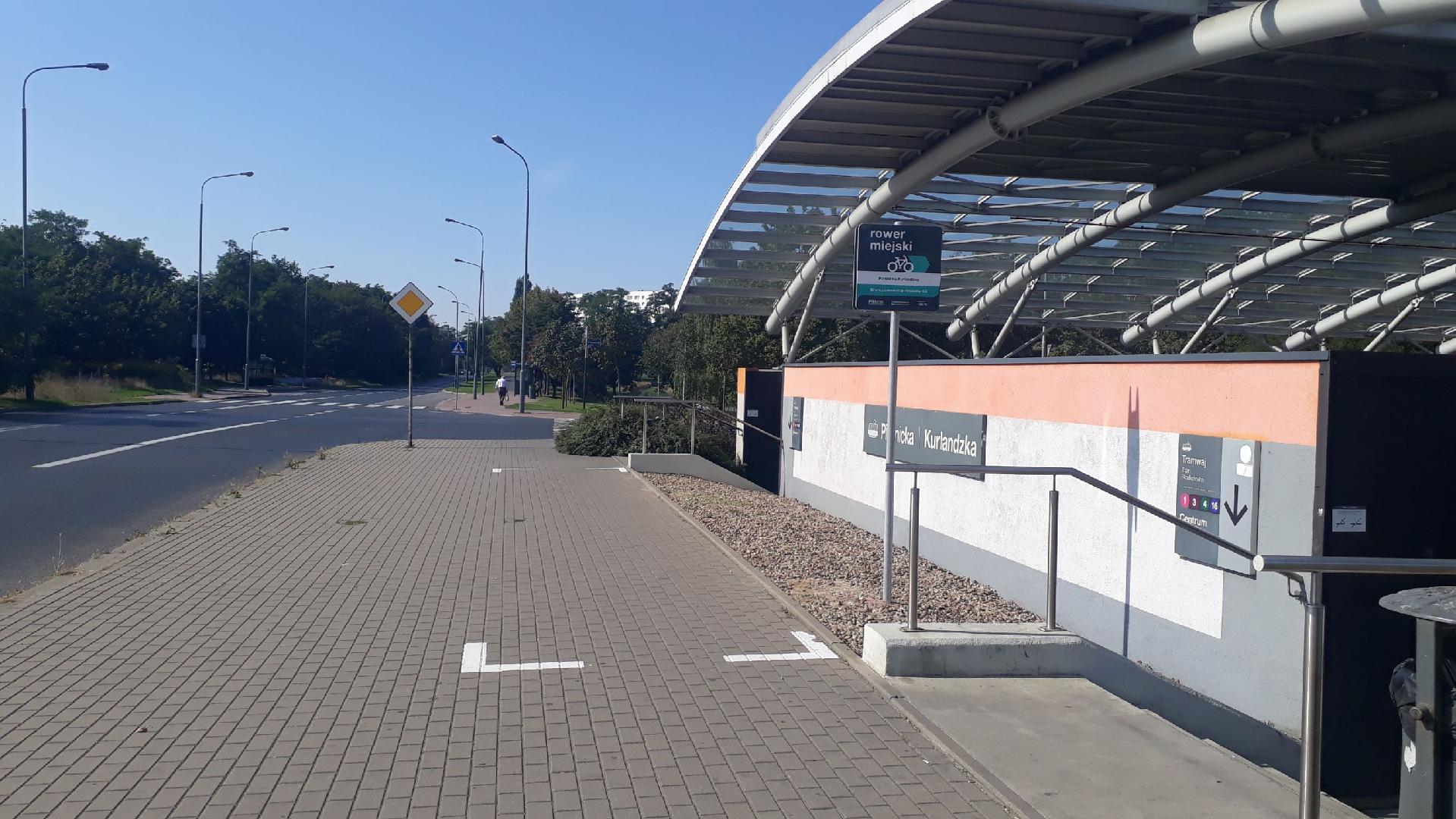strefa dla rowerów 4G przy przystanku Piaśnicka/Kurlandzka. Po lewej stronie ulica - grafika artykułu