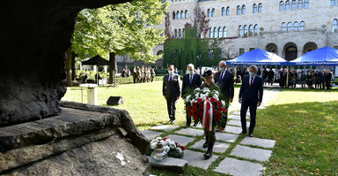 Przedstawiciele władz miasta i województwa składają kwiaty pod pomnikiem Ofiar Katynia i Sybiru.