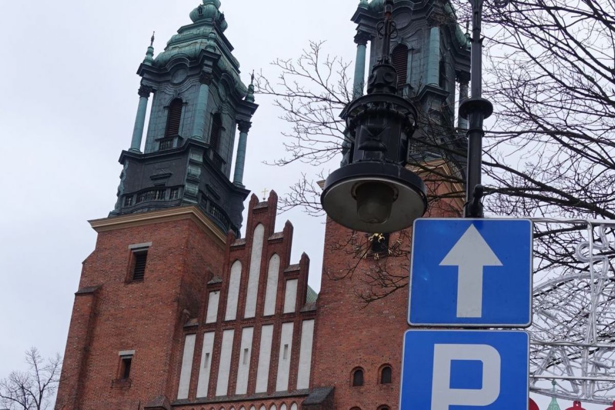 Katedra Poznańska. Na pierwszym planie znaki drogowe - grafika artykułu