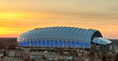 stadion miejski w Poznaniu przy ul. Bułgarskiej o zachodzie słońca